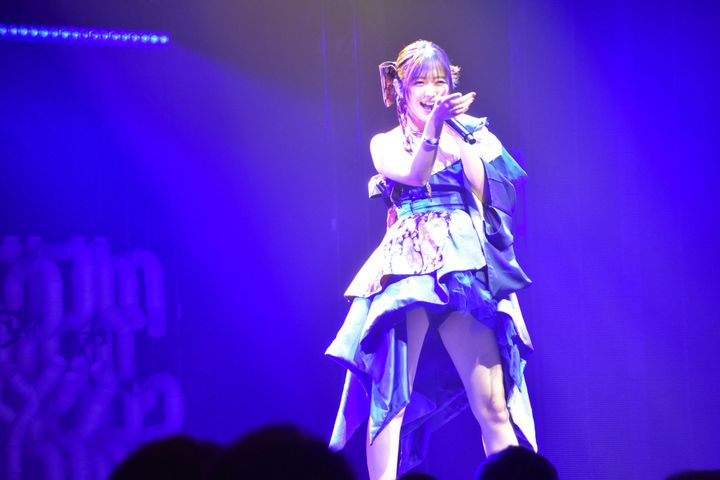 『ブルーマングループ プレスショー』で「I FEEL LOVE」を披露した鈴木愛理 width=