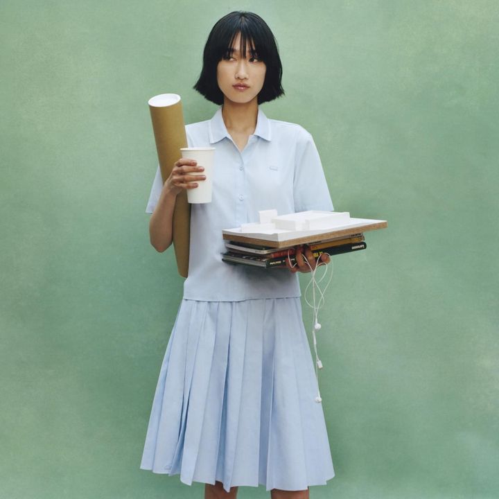 画像: ラインカラーワイドシャツ¥16,500とミディ丈プリーツスカート¥19,800（ブルー） www.lacoste.jp