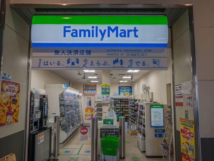 ファミリーマート公式Xは7月29日に投稿を更新。「しろくまトロピカル」と「たべる牧場チョコミント」の夏アイス2種を紹介し、話題を集めています。（サムネイル画像出典：PIXTAより）