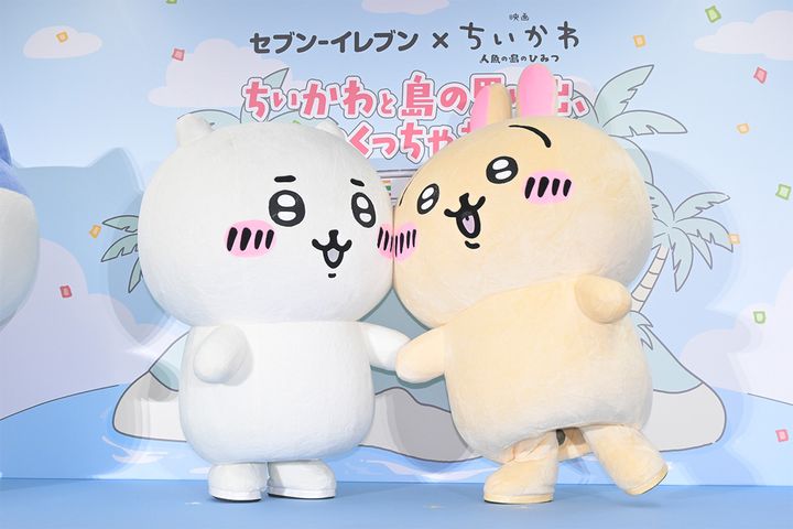 セブン-イレブンとアニメ映画「ちいかわ 人魚の島のひみつ」のコラボフェア発表会に登場したちいかわ（左）とうさぎ（2026年7月15日、時事通信フォト）