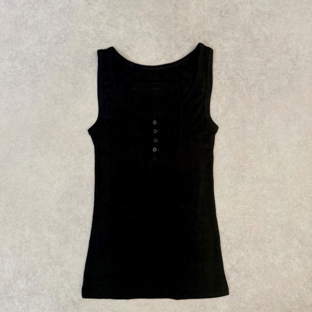 黒のヘンリーネックタンクトップ
