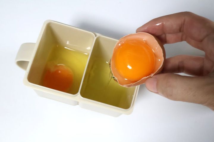 ３COINS 「《レンジで簡単》仕切り付きだし巻きメーカー」 ￥330