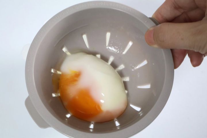 ダイソー 「電子レンジ調理器 半熟たまご風」 ￥110