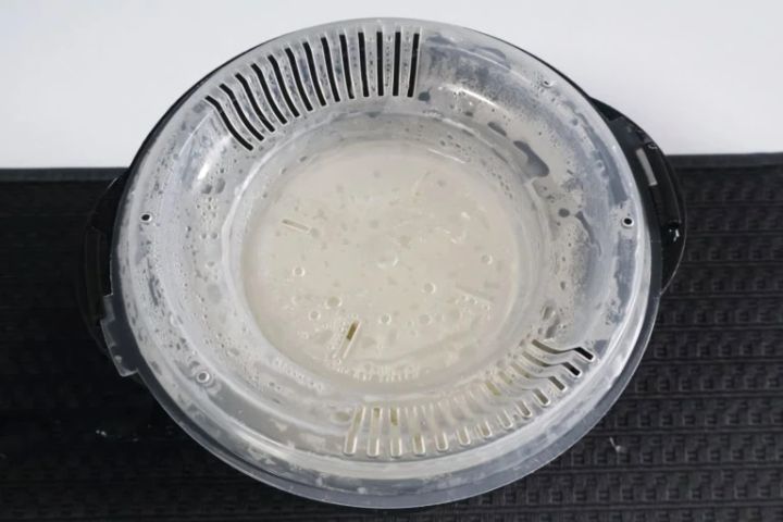 ダイソー 「電子レンジ調理器 ご飯一合炊き」 ￥110