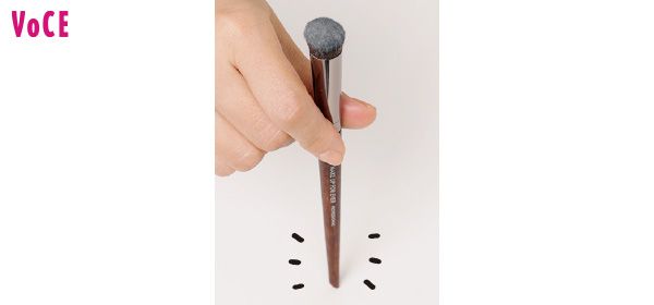 ブラシに粉を含ませてムラづきを防ぐ