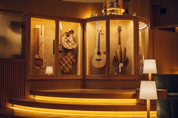 ギターの生産が盛んな松本市にちなんだロビーの展示