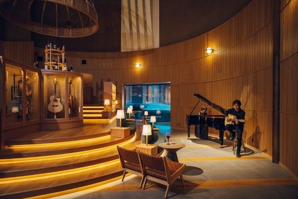 ワインを片手に生演奏を楽しめるロビー。「界 松本」が2026年8月4日(火)に全館リニューアルオープン