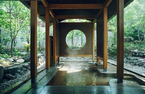 坪庭の植栽が四季折々の表情を見せる露天風呂