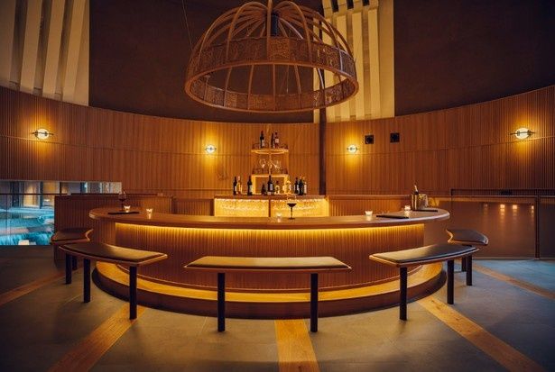 演奏スペースの隣に据えられた半円形カウンターの「NAGANO WINE BAR」