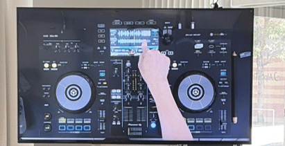 講師のDJプレイを見れるモニター