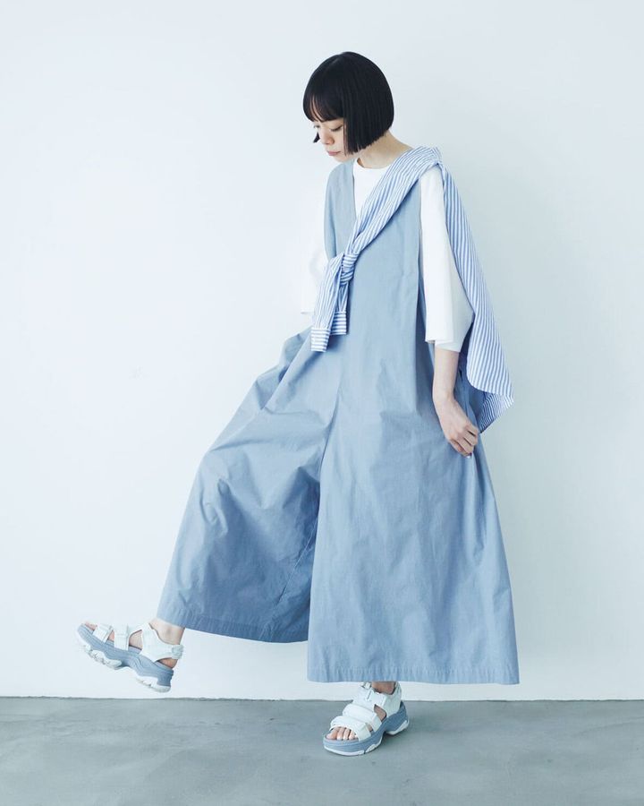 全身ゆったりとしたシルエットでまとめながら、シャツのストライプ柄が装いのアクセントに。ミントグリーンの厚底スポサンで、コーディネートも旬に仕上がります。