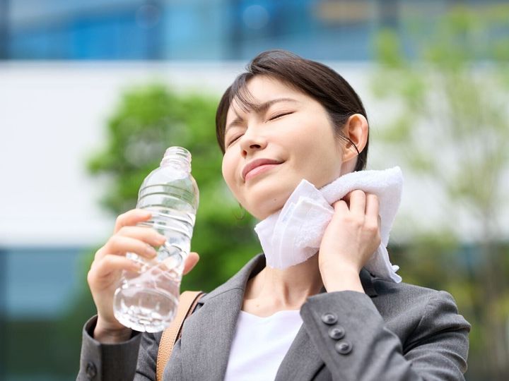 【管理栄養士が回答】熱中症対策は水分・塩分補給をしっかりすれば十分だと思っていませんか？ 実は「朝食抜き」の生活が、思わぬ形で脱水のリスクを高めてしまうようです。分かりやすく解説します。（※画像：Shutterstock.com）