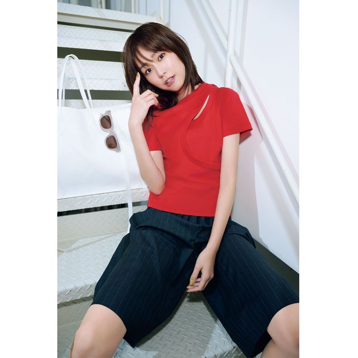 レイヤード風デザインのハイクの赤Tシャツとハーフパンツの大人カジュアルコーデを着こなす桐谷美玲さん