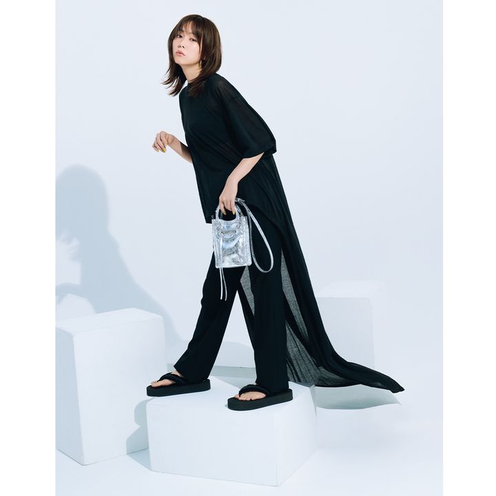トレーンが涼しげなバレンシアガのTシャツをモードに着こなす桐谷美玲さん