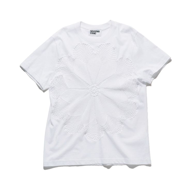スーベニアスタンドのフラワーモチーフレースが前面についたTシャツ