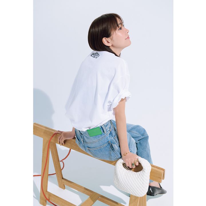 バッグロゴがさりげないボッテガヴェネタの白Tシャツをデニムで爽やかに着こなす桐谷美玲さん