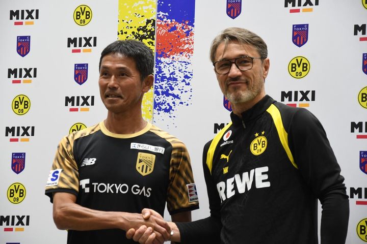 画像: (C)JUN.S FC東京の松橋力蔵監督と握手をするボルシア・ドルトムントのニコ・コヴァチ監督