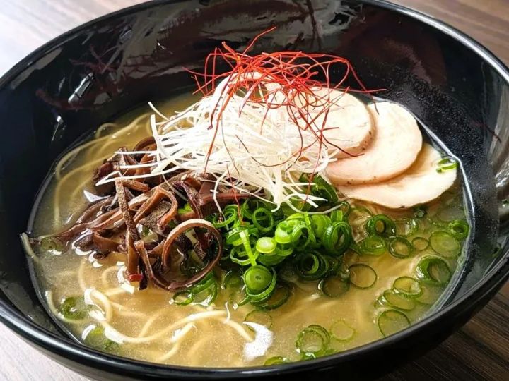 鶏白湯スープの冷やしラーメン