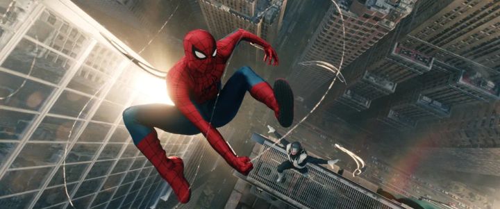 ビル群を背にニューヨークの空を舞うスパイダーマン