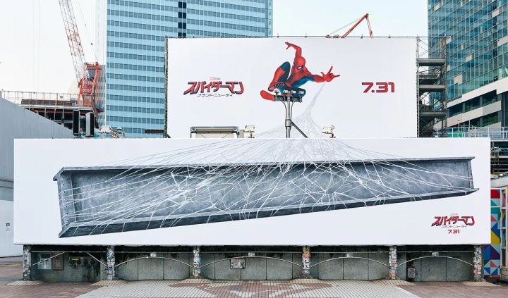 渋谷の巨大看板に描かれたスパイダーマンとクモの巣