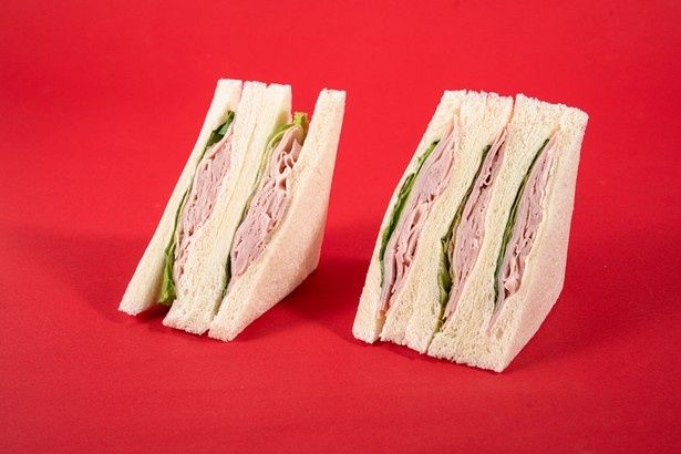 ハムを主役にした「たっぷりハムサンド」(358円)が45％増量