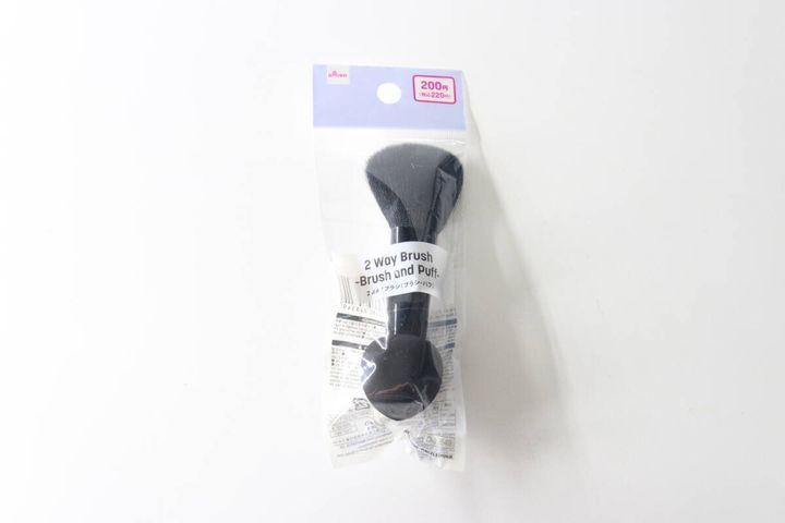 ダイソーの2WAYブラシが透明な袋に入った状態。商品名と価格が見える