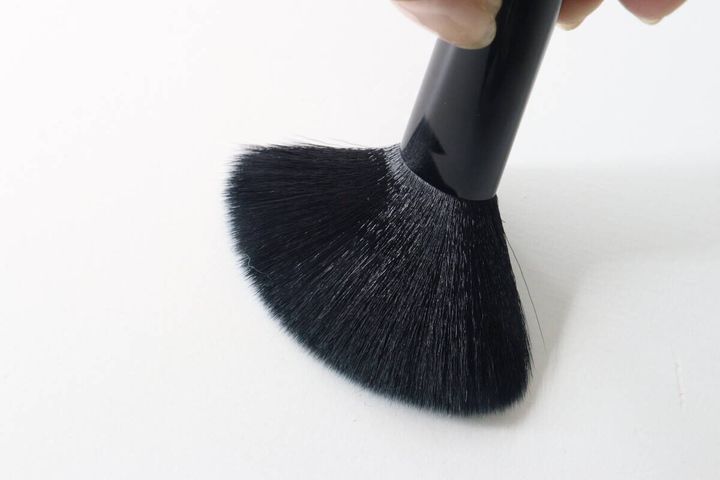 手で持った2WAYブラシのブラシ部分のアップ。毛先がしなやか