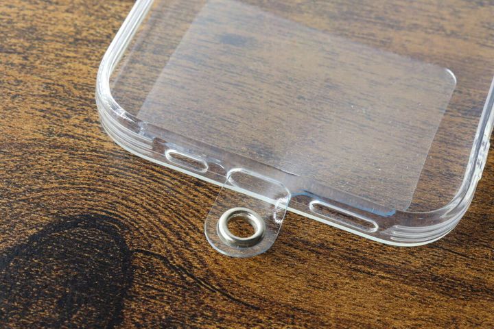 クリアなスマホケースに装着されたストラップホルダー