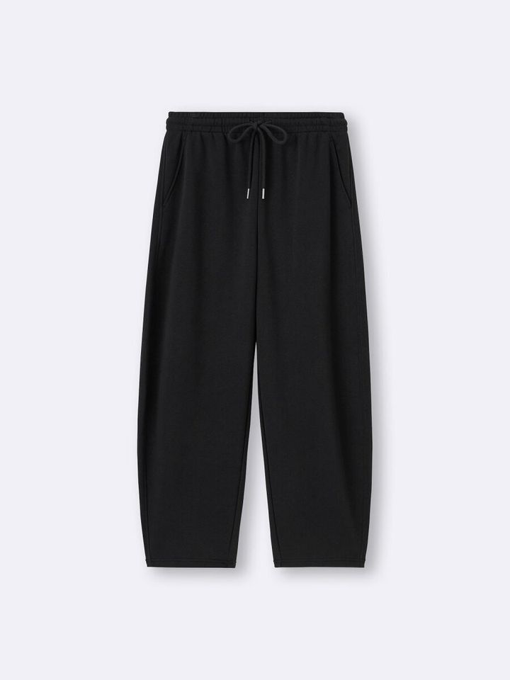 黒いスウェット素材のバレルシルエットアンクルパンツ
