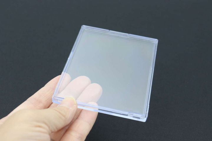 透明なトレカ用クリアケースを手のひらに乗せて持っている様子