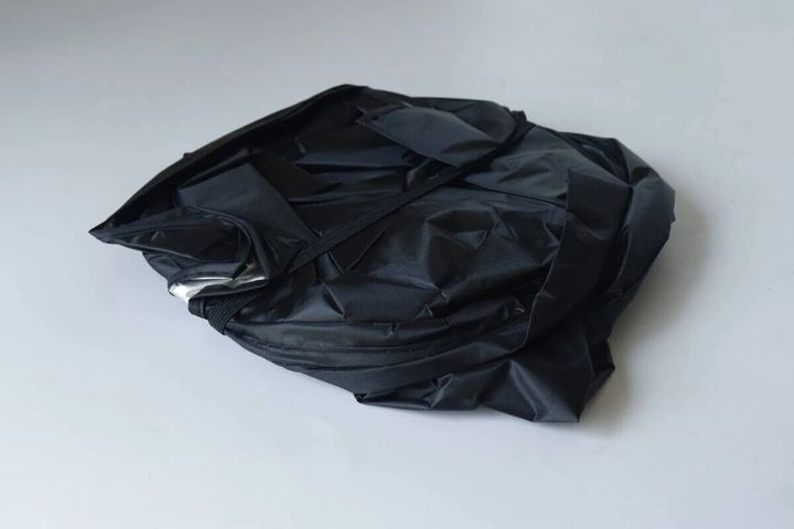 ゴムバンドでコンパクトにまとめられた黒いサンシェード