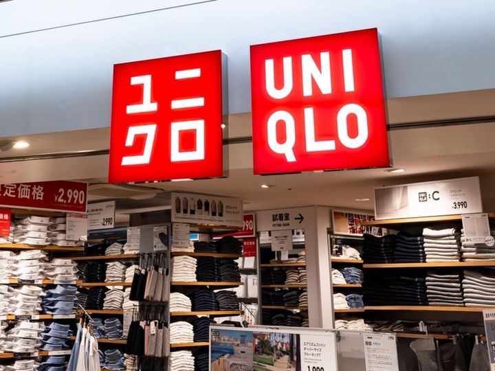 ユニクロの「リネンブレンドイージーパンツ」は、天然素材のリネンの風合いにレーヨンのなめらかさを組み合わせたイージーパンツです。夏の部屋着にもぴったりな肌ざわりの良さが話題になっており、その魅力を紹介します。