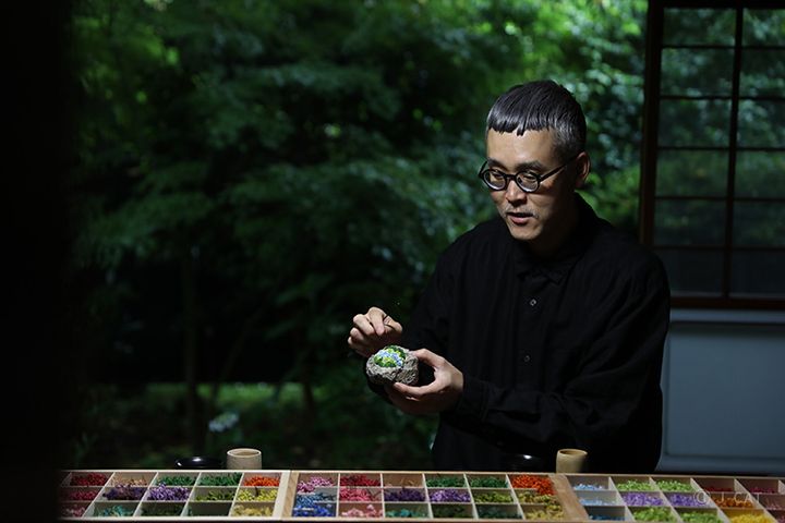 美術作家・花道家の亀井紀彦氏