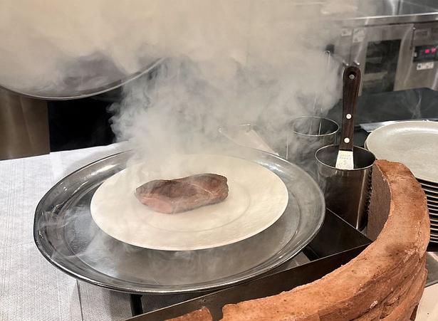 “瞬間スモーク”で仕上げる合鴨料理はライブ感満点！(ディナー限定)