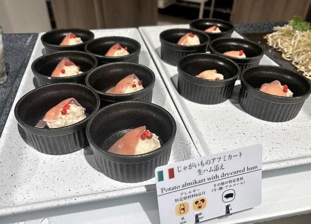 世界の料理(10カ国以上を用意)には料理名プレートに“国旗の柄”が入っている