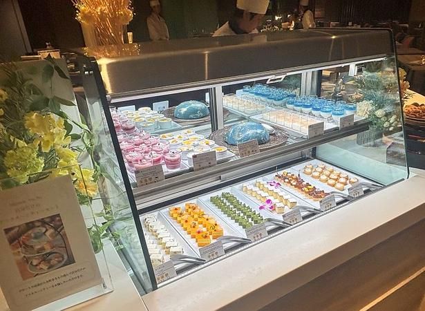 リニューアルで大きく変わったのが、正面入り口のスイーツのショーケース