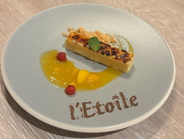 パティシエが仕上げる“ライブデザート”「クレマ・カタラーナ ～トロピカルソースとともに～」