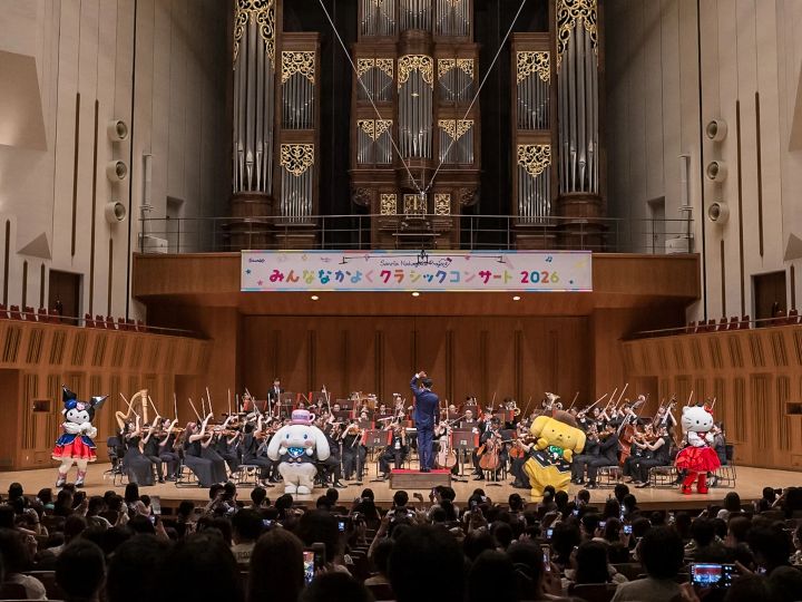 「KAWAII FESTIVAL」の演奏にあわせてキャラクターたちがダンスを披露