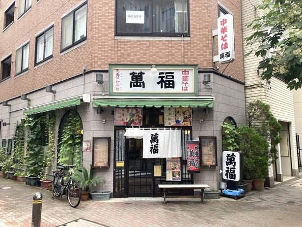 看板や暖簾、赤提灯など昔ながらの雰囲気がただよう