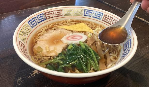 「中華そば」(800円、大盛り920円)。ナルトや三角形の薄焼き卵など具だくさん！