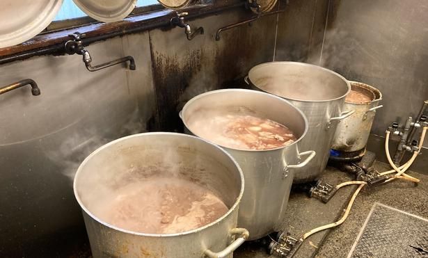 店内にただよう濃厚豚骨の香りからも旨さが伝わる