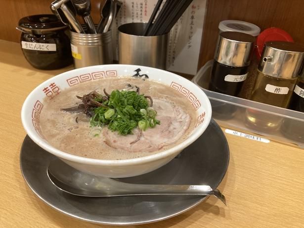 「ラーメン」(1050円)。スープに浮いた泡が、その濃厚さの証し