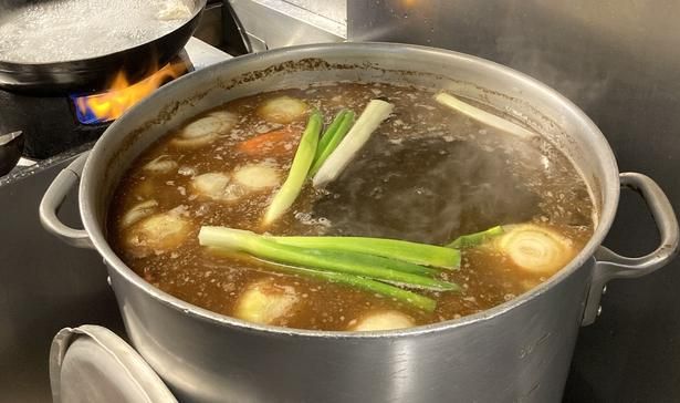 創業時からのレシピでスープをつくる