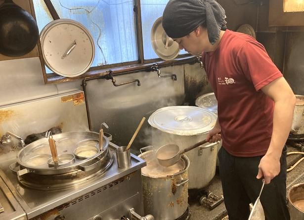 店主の馬場圭佑さん。手間をかけて仕上げたスープは香りにまで深みがある
