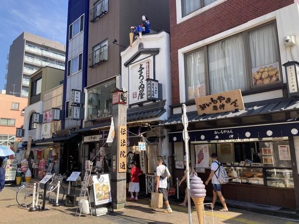 浅草寺の参道から伝法院通りに入ってすぐ。屋上には白浪五人男のひとり・赤星十三郎が！