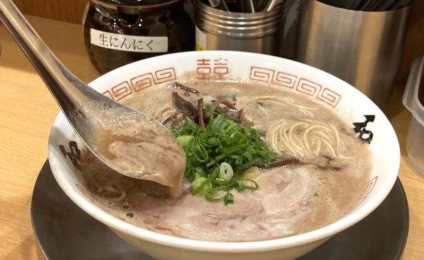卓上の「生にんにく」やコショウなどで味変もできる