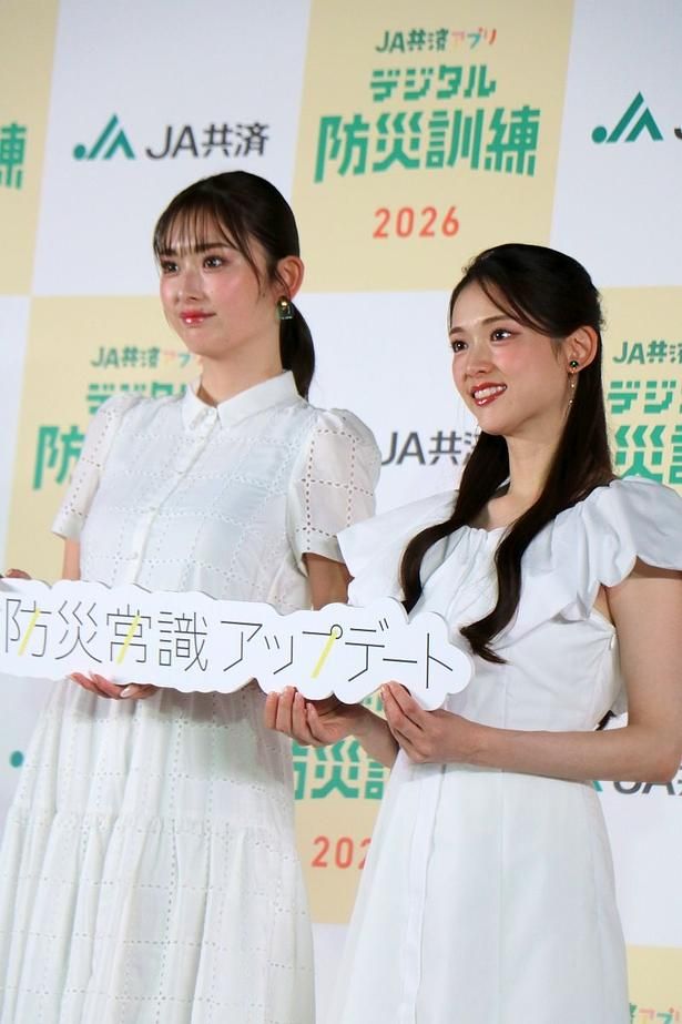 さわやかな白ワンピースで登壇した二人