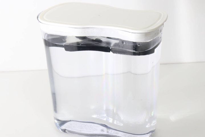 透明なピッチャーに水と竹炭が入っている様子