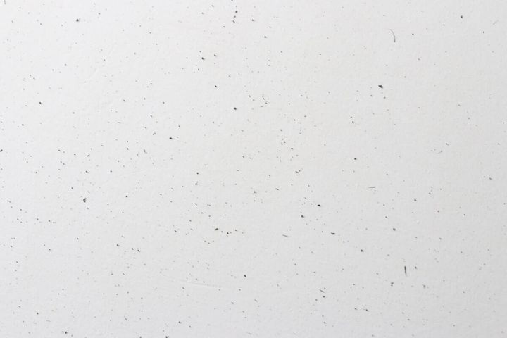 白い作業台に散らばった竹炭の細かい粉