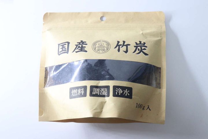 「国産 竹炭 燃料 調湿 浄水 100g入」と書かれた茶色のパッケージ